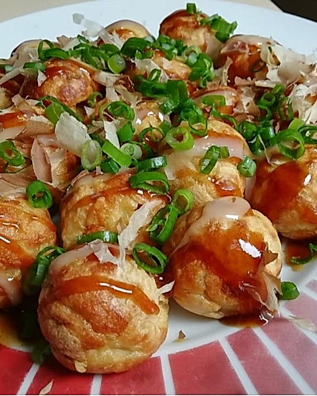 Takoyaki - mit Fisch gefüllte Teigbällchen