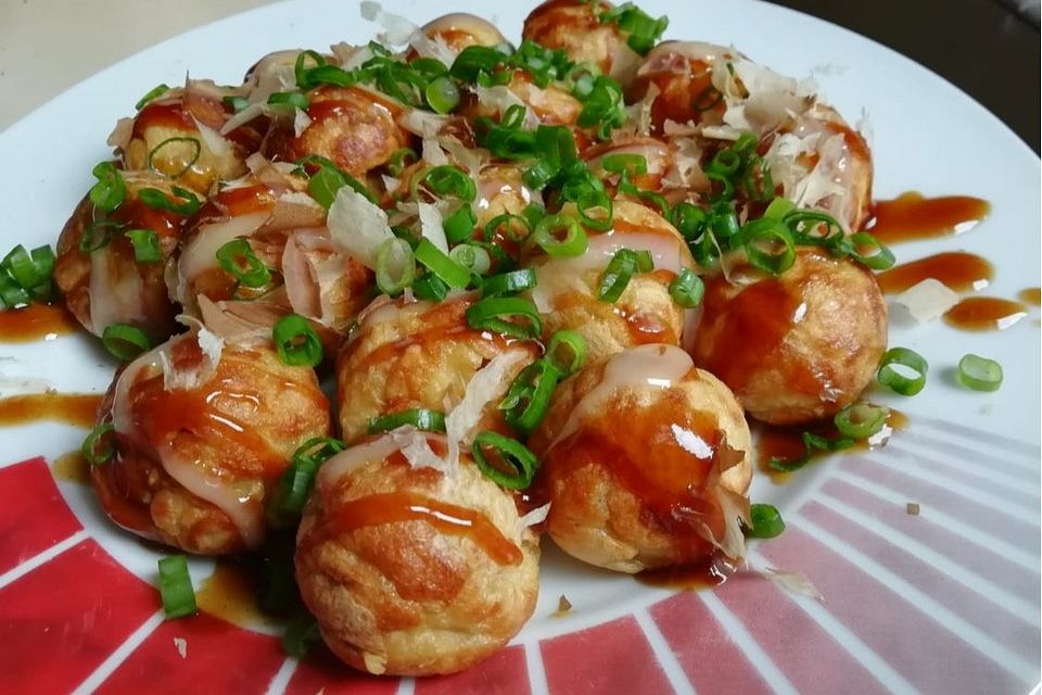 Takoyaki - mit Fisch gefüllte Teigbällchen