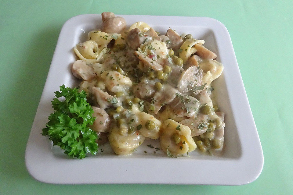 Champignon-Gulasch mit Erbsen und Tortelloni