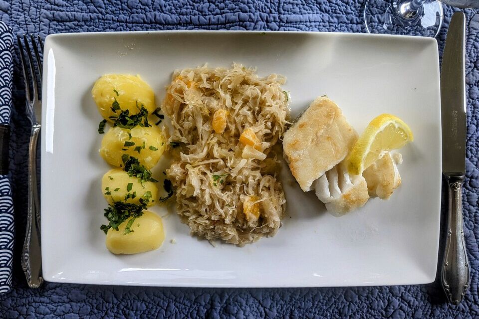 Skrei auf fruchtig-cremigem Sauerkraut