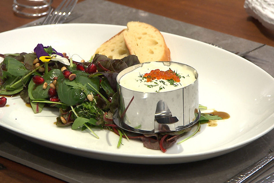 Räucherforellen-Tatar mit Meerrettich-Mousse, getoppt mit Forellenkaviar auf Wildsalatbeet und frisch gebackenem Baguette