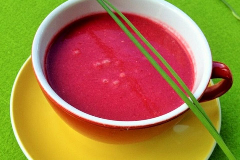 Rote Betesuppe mit Sahne und Meerrettich