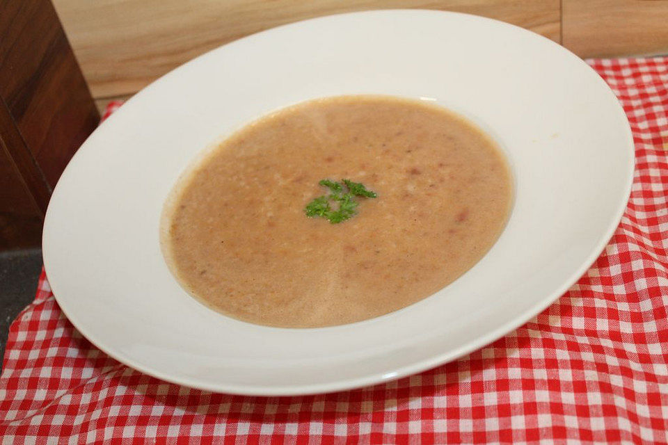 Rote Betesuppe mit Sahne und Meerrettich