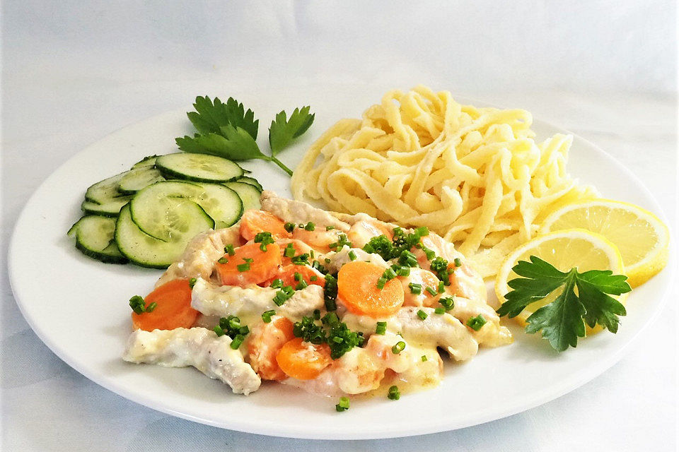 Geschnetzeltes in Meerrettichsauce mit Möhren und Spätzle