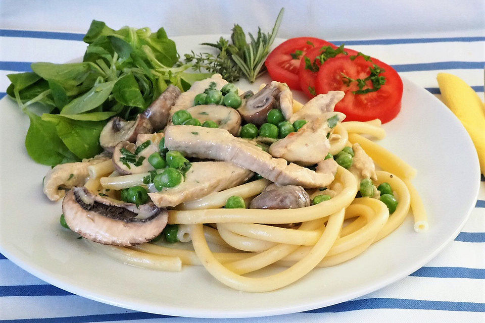 Makkaroni mit Puten-Champignon-Soße