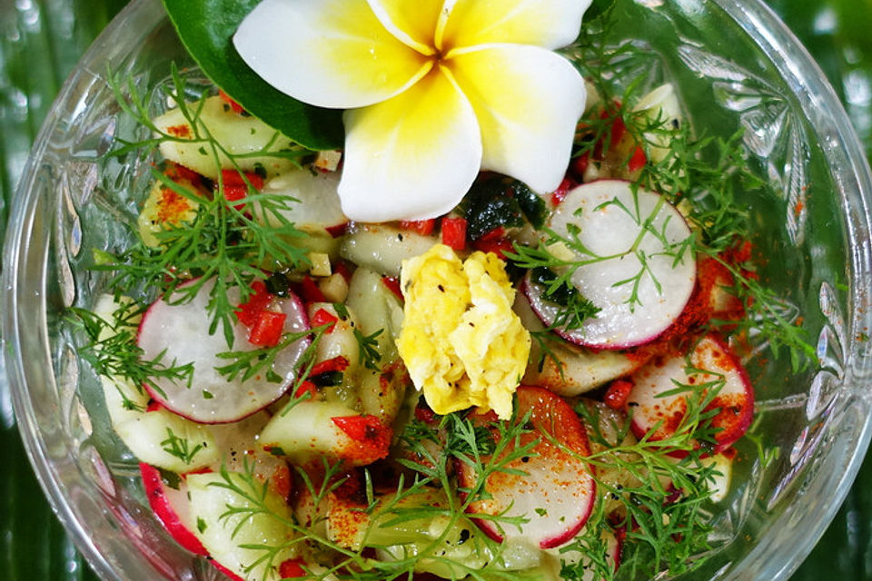 Bunter Gurkensalat Kuta Beach