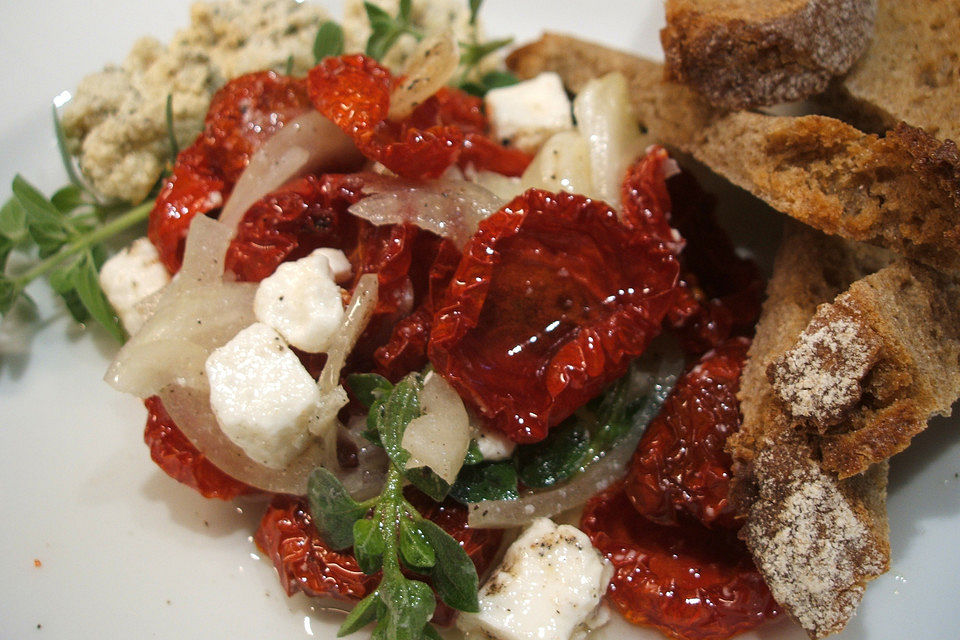 Eingelegte Tomaten mit Schafskäse