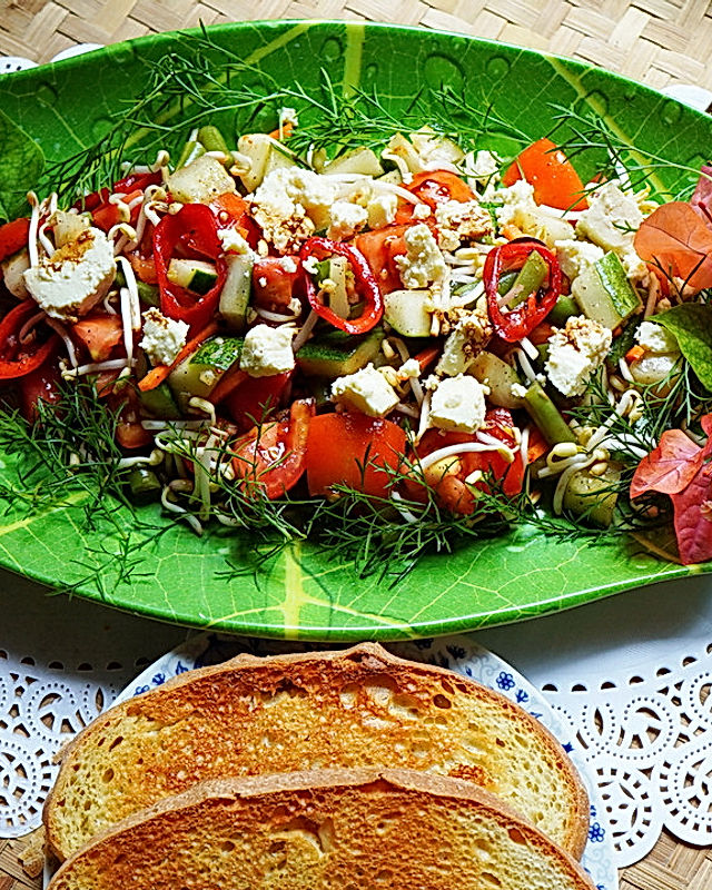 Bunter griechischer Salat mit Mungokeimlingen und Feta