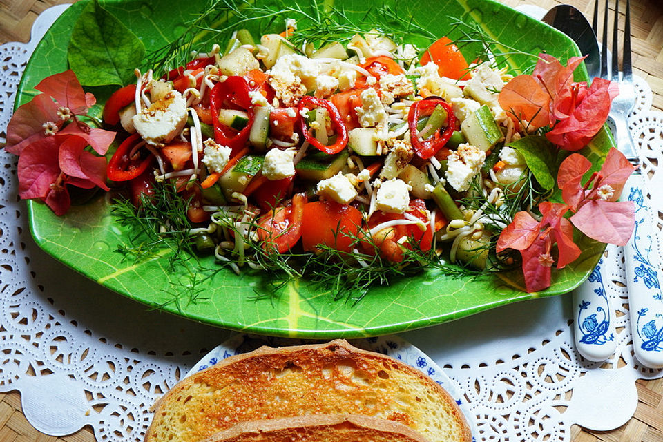 Bunter griechischer Salat mit Mungokeimlingen und Feta