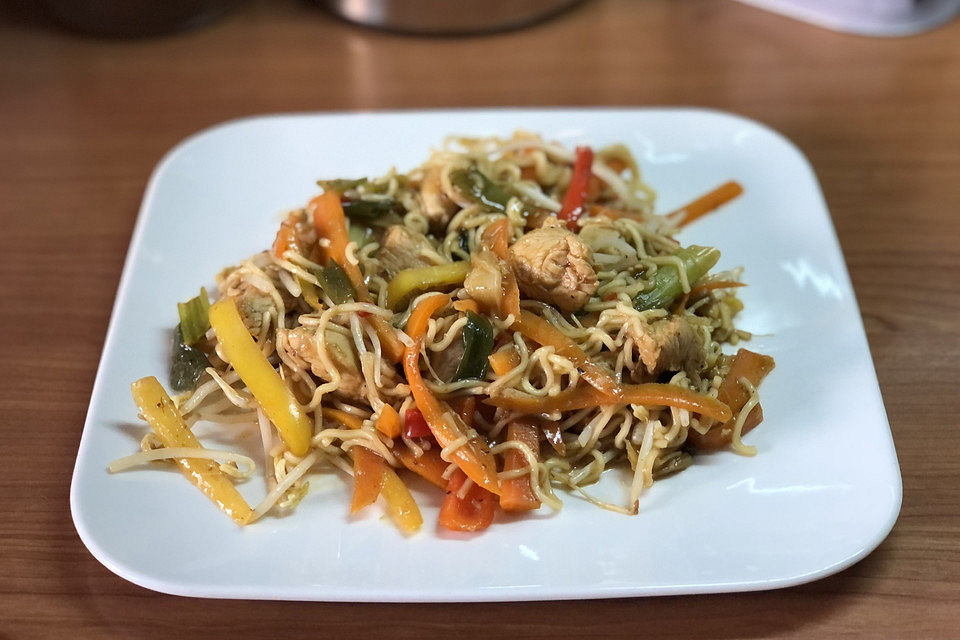 Wok-Gemüsepfanne mit Hähnchen