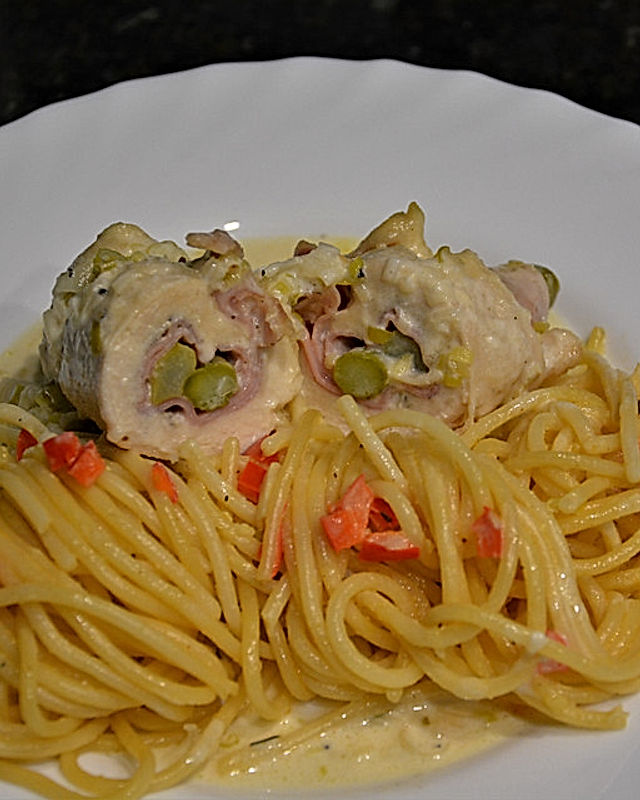 Hühnerrouladen mit Spargel-Schinken-Käse-Füllung und Paprika-Knoblauch-Obers-Spaghetti