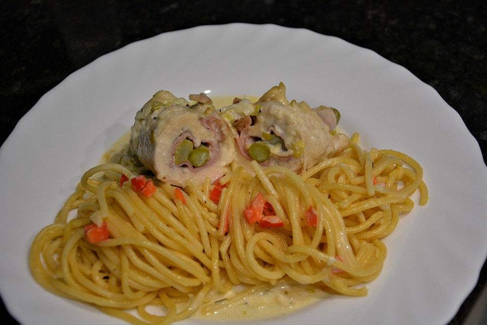 Hühnerrouladen mit Spargel-Schinken-Käse-Füllung und Paprika-Knoblauch-Obers-Spaghetti