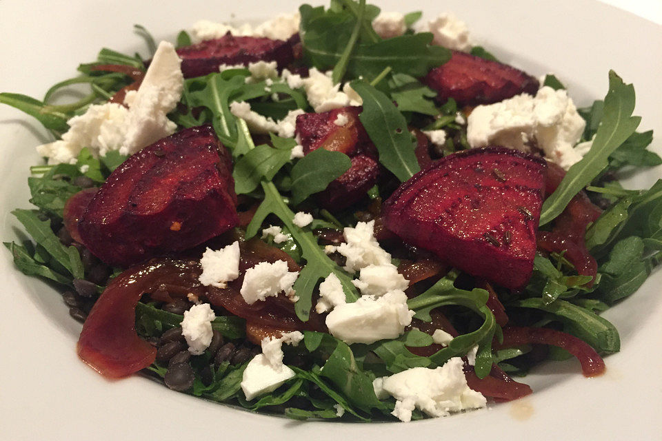 Belugalinsen-Rucola-Salat mit gebackener Roter Bete und Feta