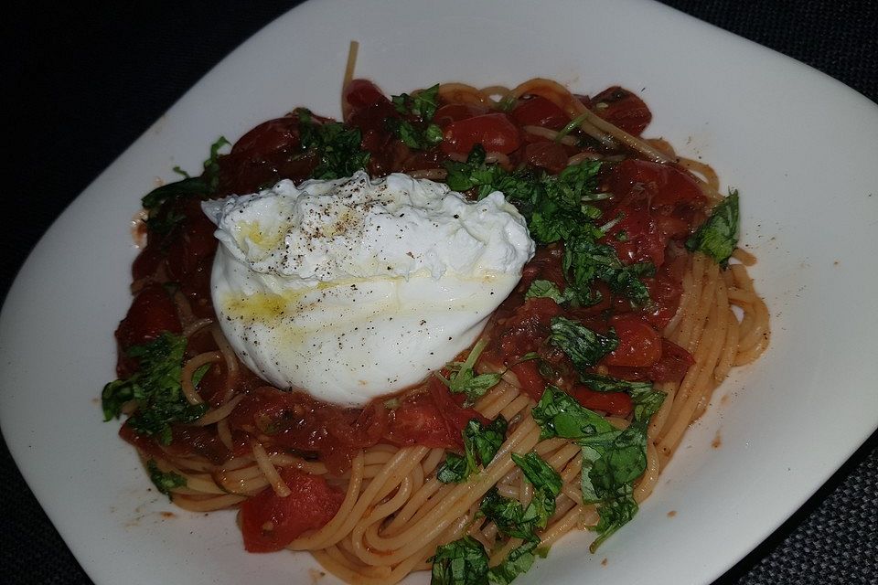 Spaghetti mit Tomatensauce und Burrata