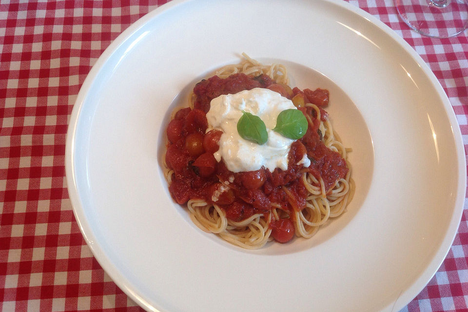 Spaghetti mit Tomatensauce und Burrata