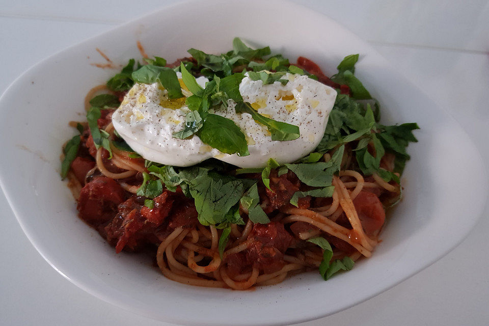 Spaghetti mit Tomatensauce und Burrata