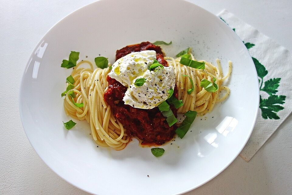 Spaghetti mit Tomatensauce und Burrata