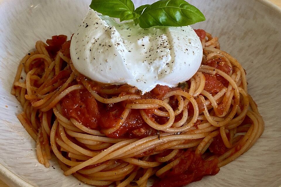 Spaghetti mit Tomatensauce und Burrata