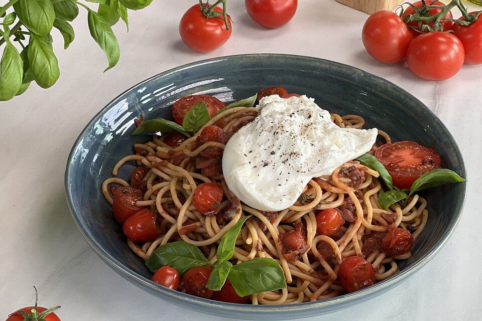 Spaghetti mit Tomatensauce und Burrata