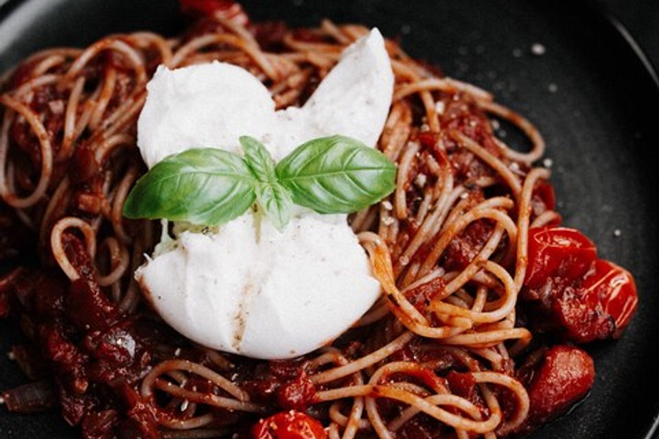 Spaghetti mit Tomatensauce und Burrata