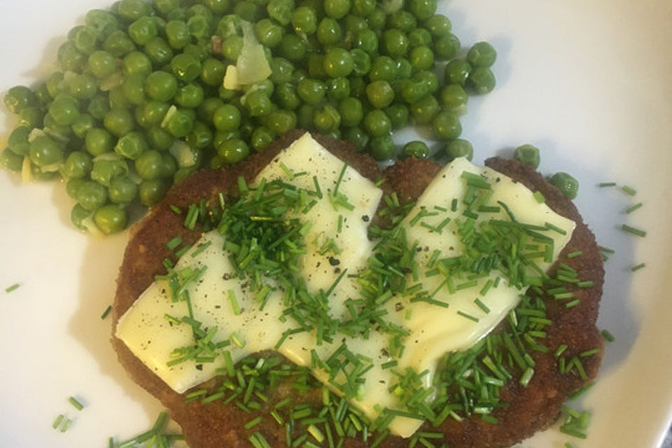 Paniertes Schweineschnitzel mit Erbsen