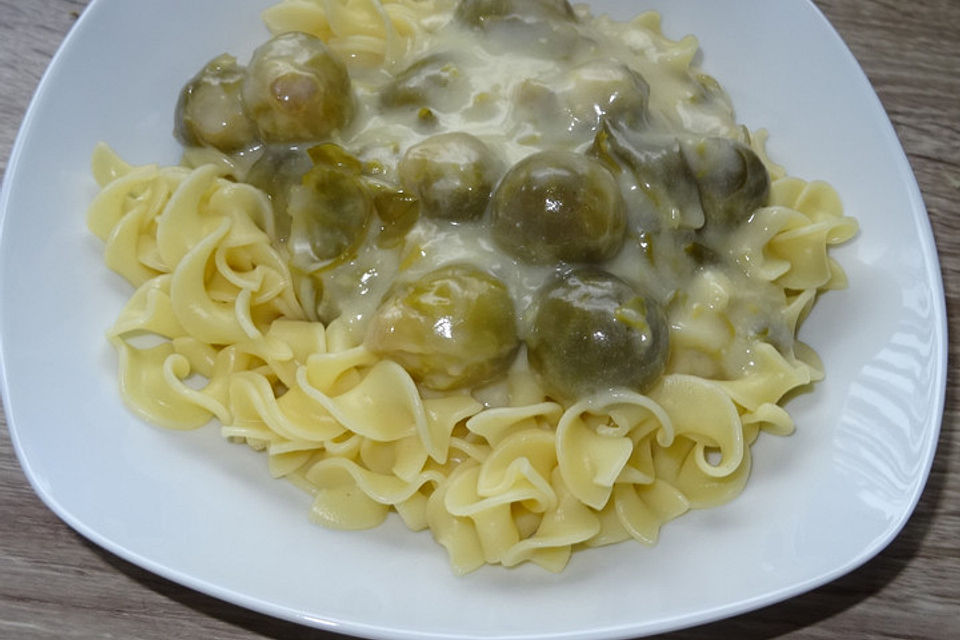 Bandnudeln mit Rosenkohl-Ingwer-Sahne-Sauce à la Didi