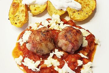 Gefüllte Mozzarella-Hackbällchen im Bacon-Mantel mit Tomatensoße und Ofenkartoffeln mit Saure Sahne-Dip