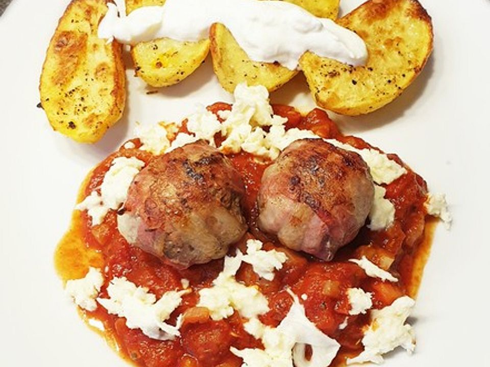 Gefüllte Mozzarella-Hackbällchen im Bacon-Mantel mit Tomatensoße und ...