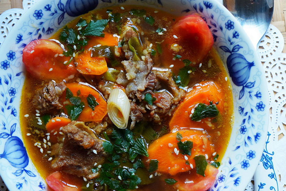 Balinesische, würzig-scharfe Rindfleischsuppe mit Gemüse