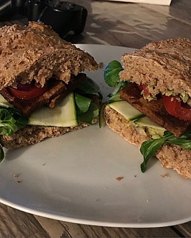 Veganes Tofu-Sandwich mit Tomaten- oder Avocadocreme