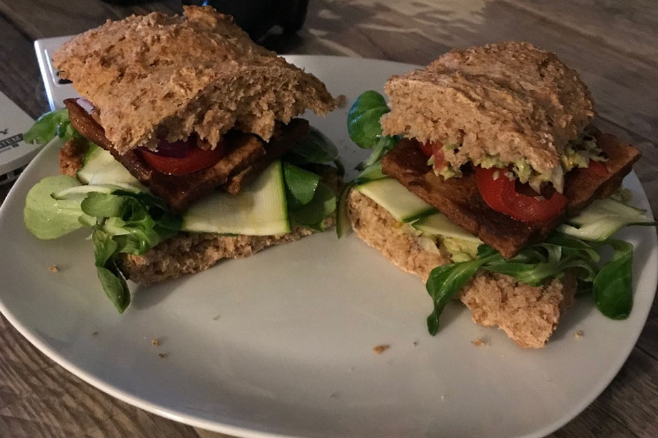 Veganes Tofu-Sandwich mit Tomaten- oder Avocadocreme