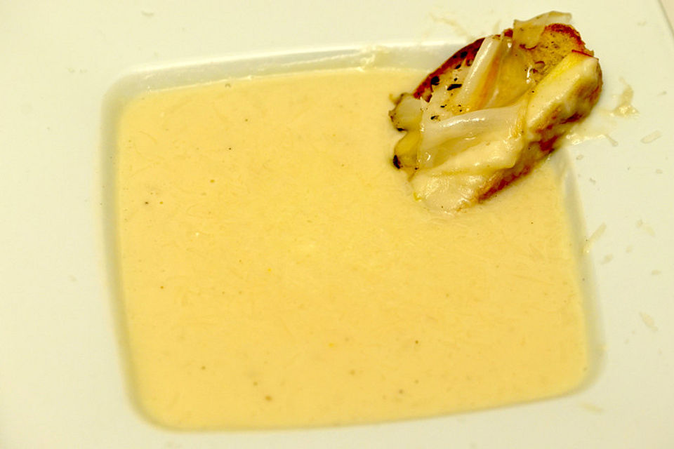 Karfiolcremesuppe mit Pecorino und Lardo-Apfel-Crostino