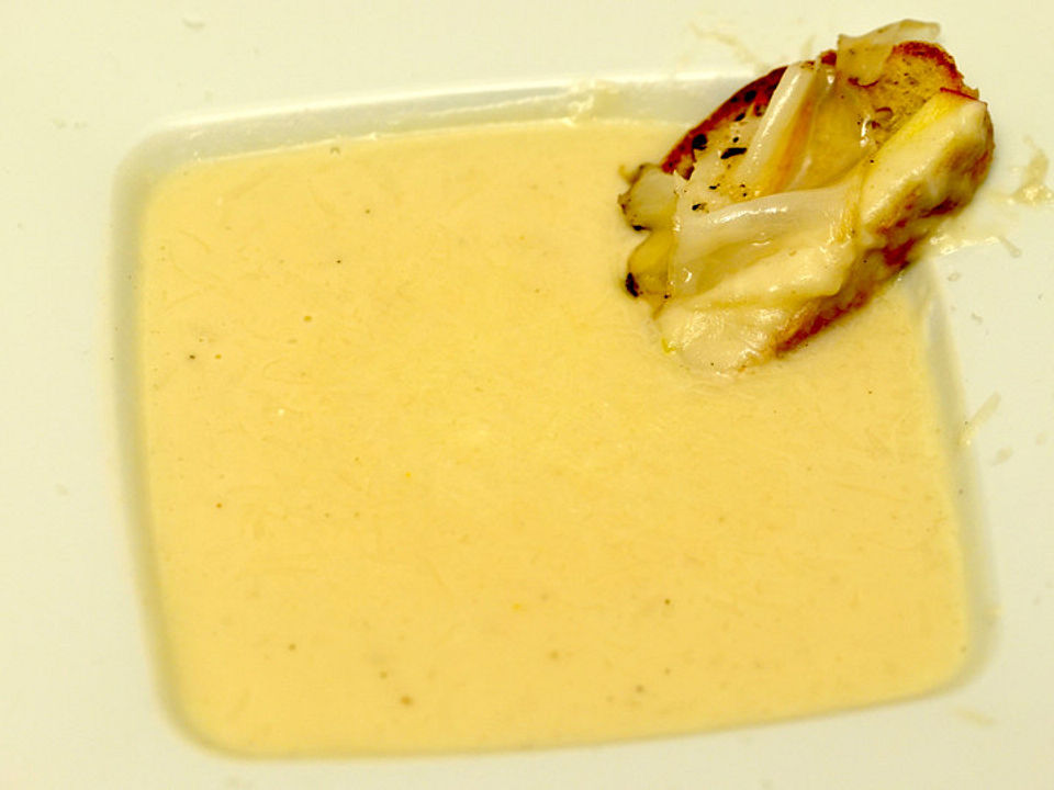 Karfiolcremesuppe mit Pecorino und Lardo-Apfel-Crostino von ...