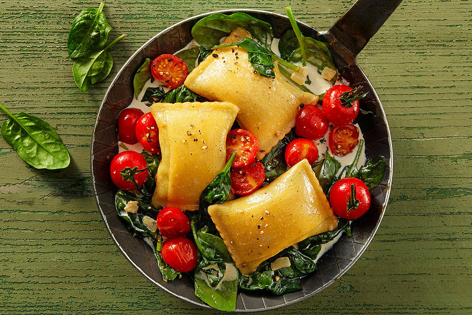 Maultaschen mit Rahmspinat und Cherrytomaten