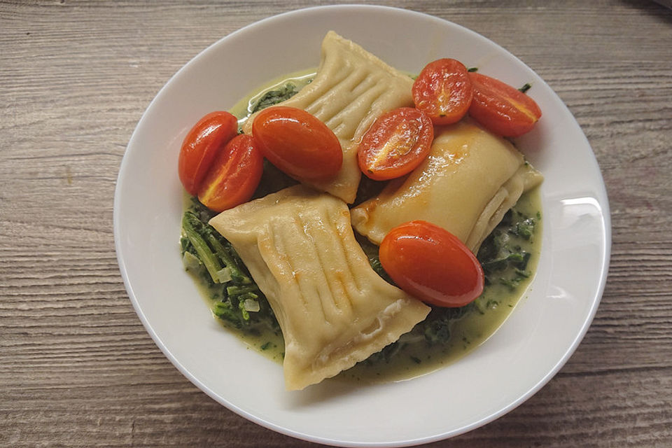 Maultaschen mit Rahmspinat und Cherrytomaten