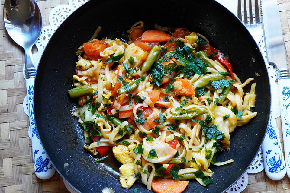 Würzige, bunte Nudelpfanne mit Rührei – Cap Cay Mi Goreng dan Telur