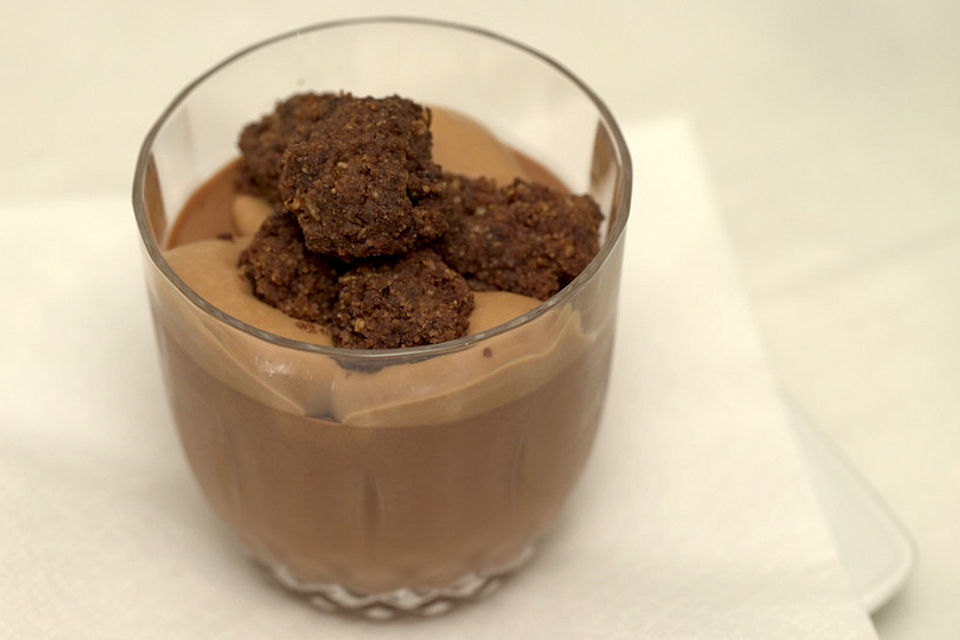 Sternanis-Schokoladen-Mousse mit Passionsfruchtcreme und Schokocrumble