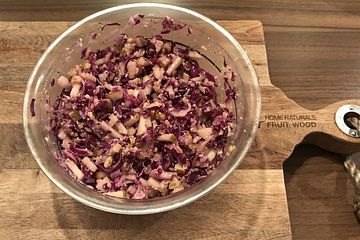 Rotkohl-Birnen-Salat mit Walnüssen
