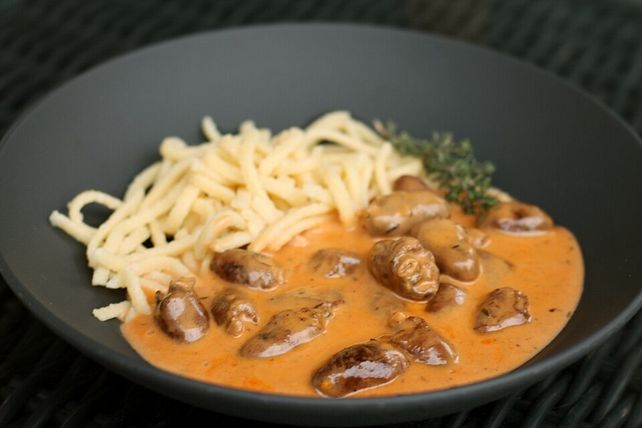 Geschmorte Hühnerherzen in Sahnesoße mit Spätzle von MurmeltierGourmet ...