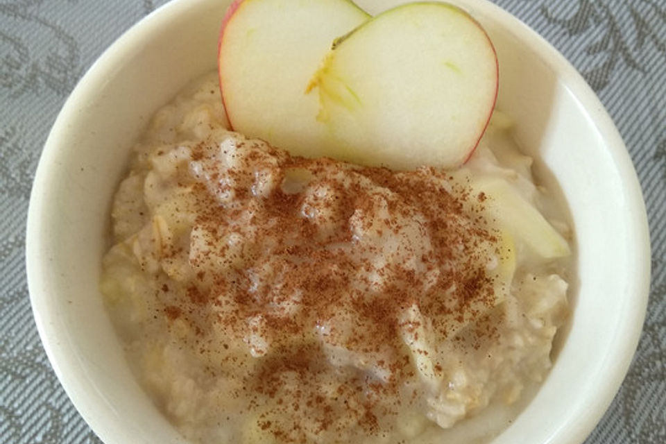 Haferbrei bzw. Porridge mit Apfel