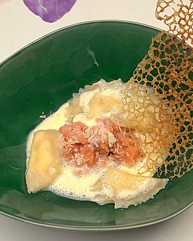 Ravioli in Zitronen-Obers-Sauce an Lachstatar