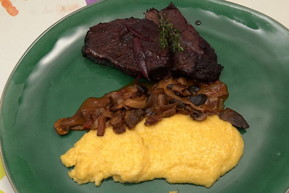 Ochsenbacken mit Portwein-Jus, Polenta und Pilzsauce