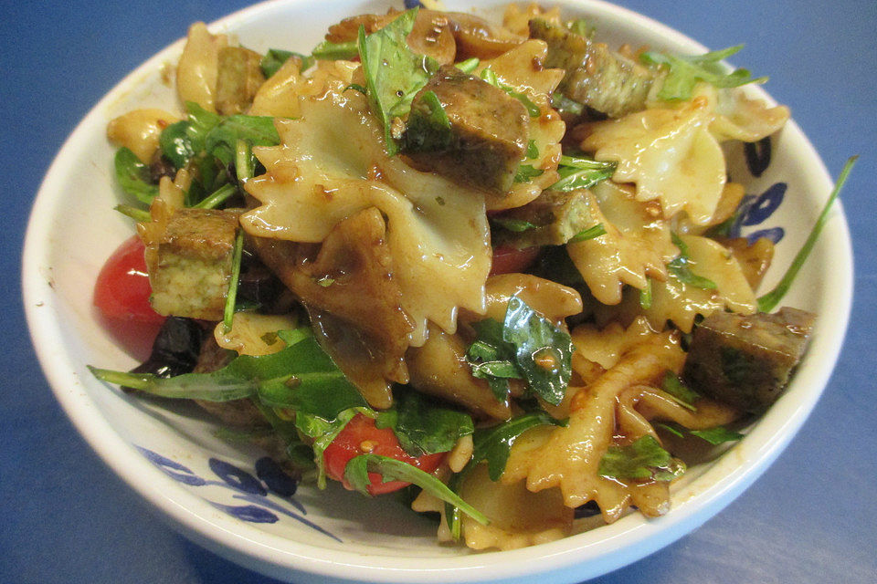 Tomaten-Farfalle-Salat mit Oliven und Basilikumtofu