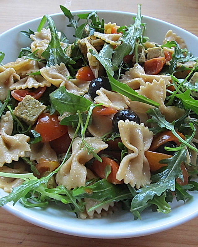 Tomaten-Farfalle-Salat mit Oliven und Basilikumtofu