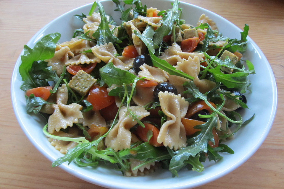 Tomaten-Farfalle-Salat mit Oliven und Basilikumtofu