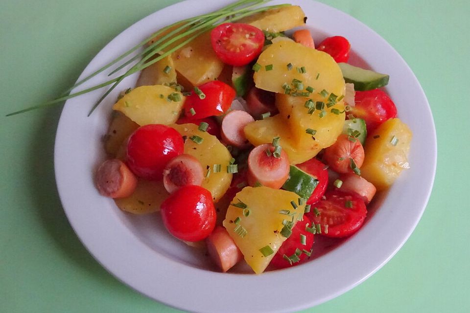 Bratkartoffeln mit Essiggurken, Kirschtomaten und Wiener Würstchen