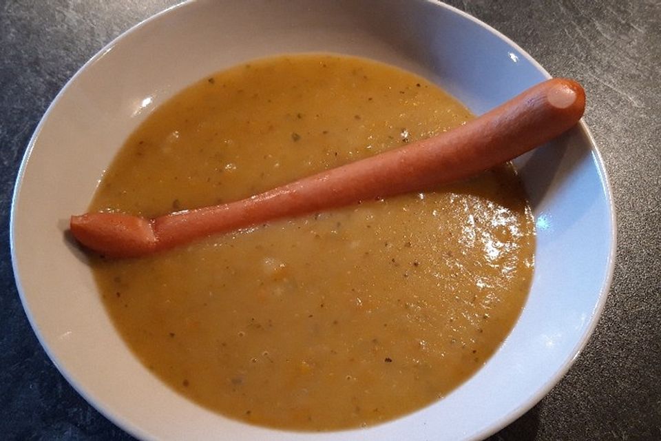 Deftige Kartoffelsuppe mit Wiener Würstchen