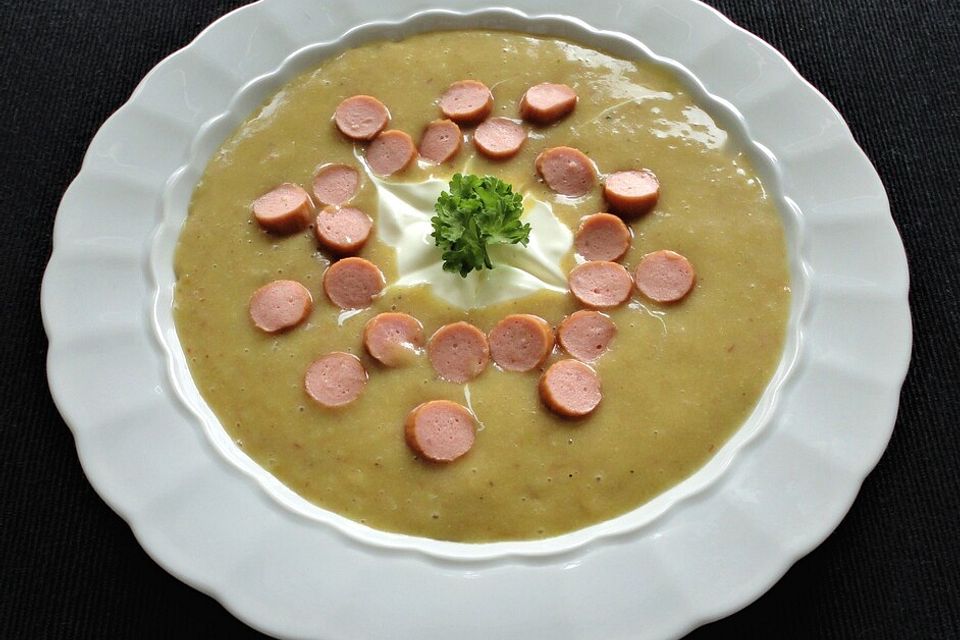 Deftige Kartoffelsuppe mit Wiener Würstchen