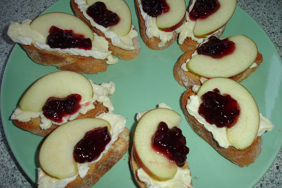 Crostini mit Brie, Apfel und Preiselbeeren