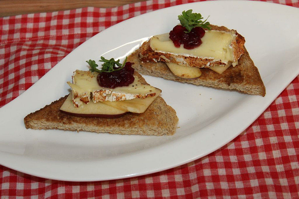 Crostini mit Brie, Apfel und Preiselbeeren